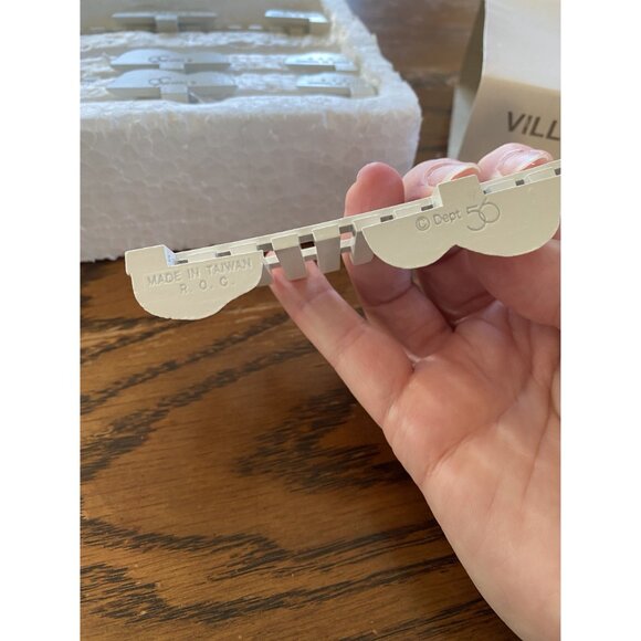 Department 56 Village White Picket Fence Set Of 4 Handpainted Cast Metal - Picture 4 of 6